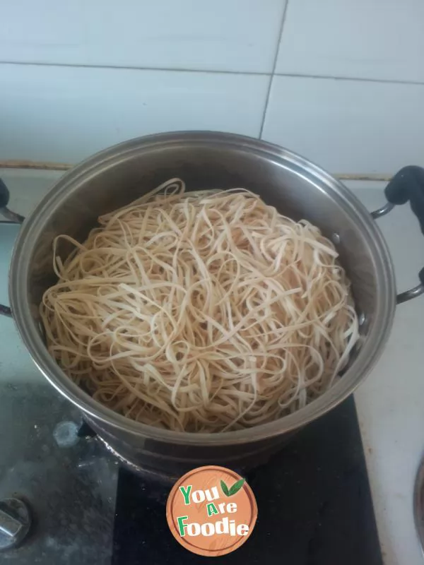 Stewed noodles with beans