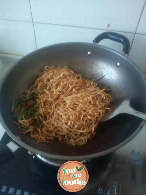 Stewed noodles with beans