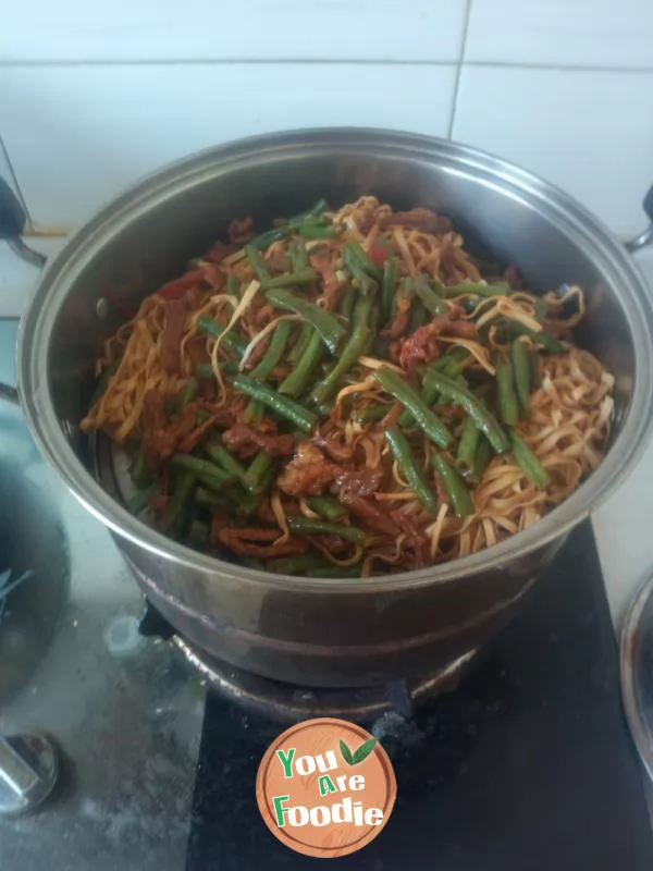 Stewed noodles with beans