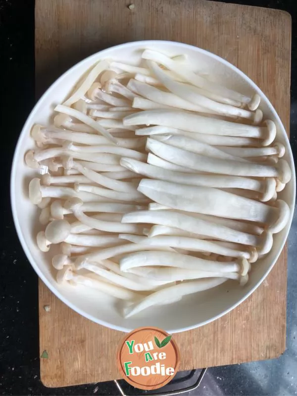 Seafood mushrooms with minced garlic