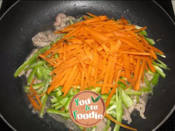 Fried beef with carrot and pepper