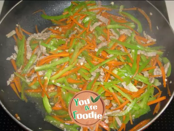 Fried beef with carrot and pepper