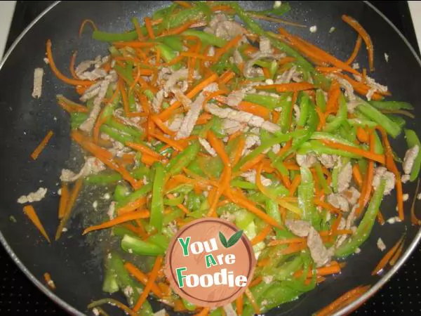 Fried beef with carrot and pepper