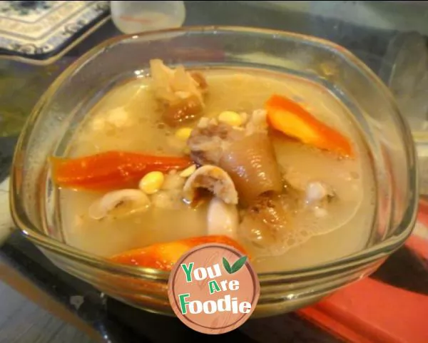 Soybean and pig feet soup