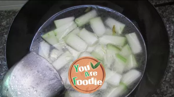 White gourd and clam soup