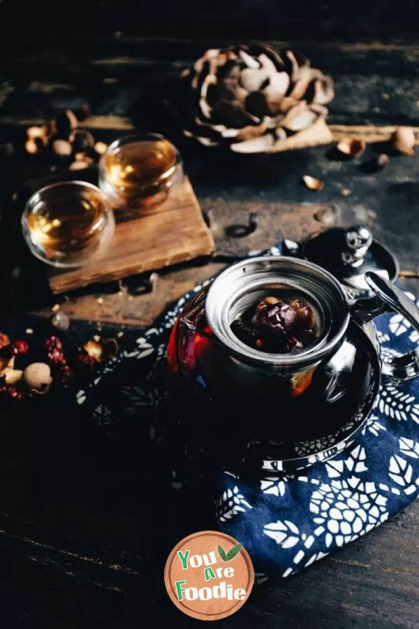 Hot-drink-red-jujube-longan-medlar-tea-in-winter