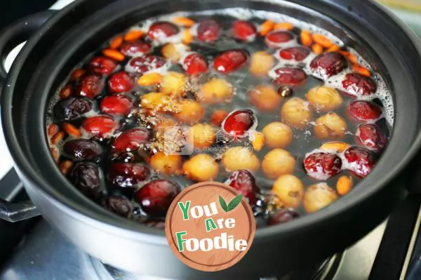 Hot drink red jujube longan medlar tea in winter