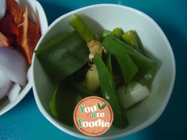 Fried chicken with green and red pepper