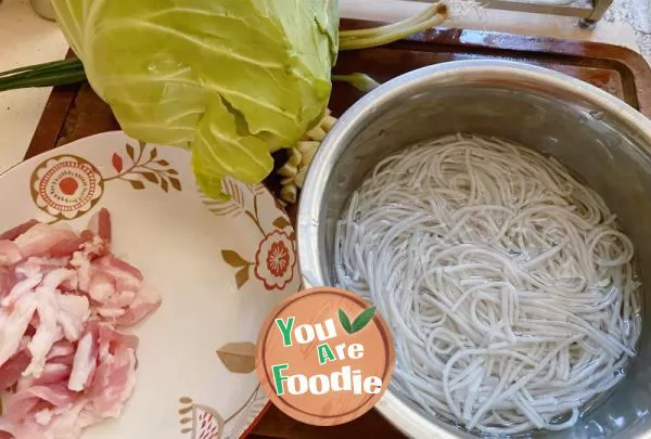 Fried noodles with cabbage