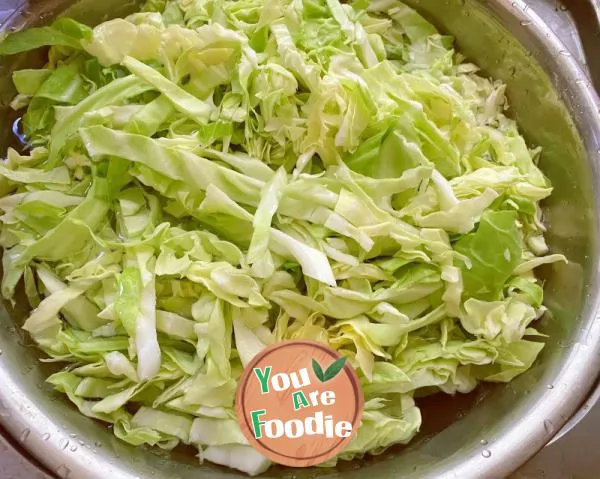 Fried noodles with cabbage