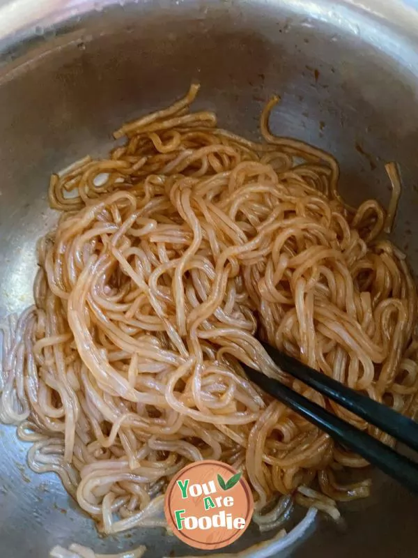 Fried noodles with cabbage