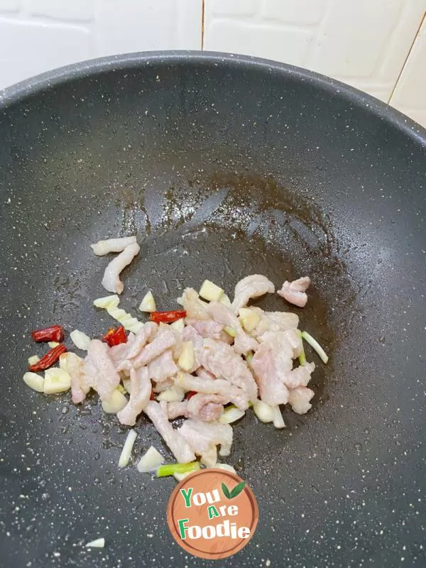 Fried noodles with cabbage