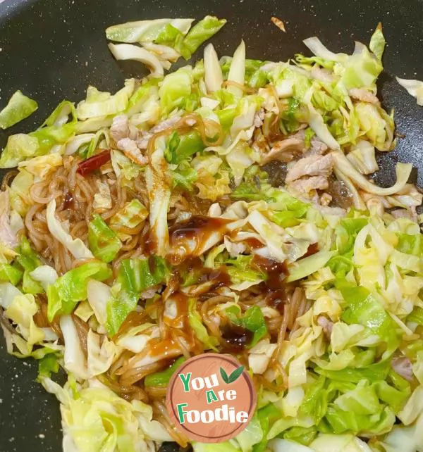 Fried noodles with cabbage