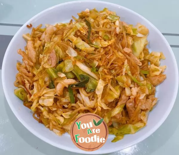 Fried noodles with cabbage