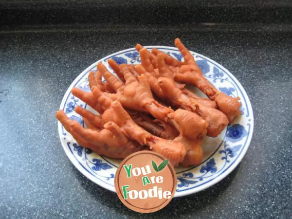 Braised chicken feet in red sauce