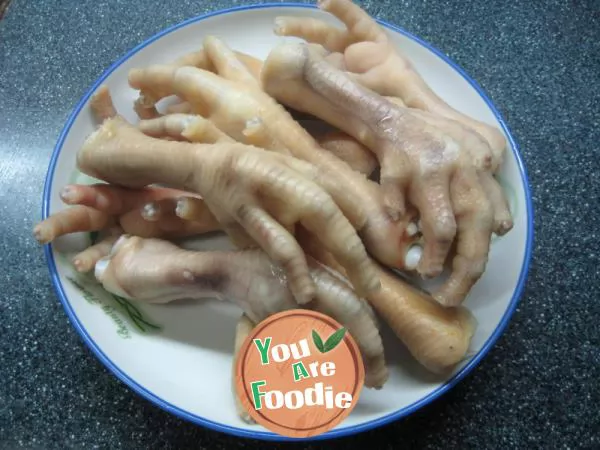 Braised chicken feet in red sauce