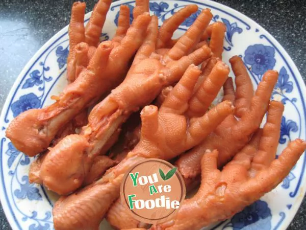 Braised chicken feet in red sauce