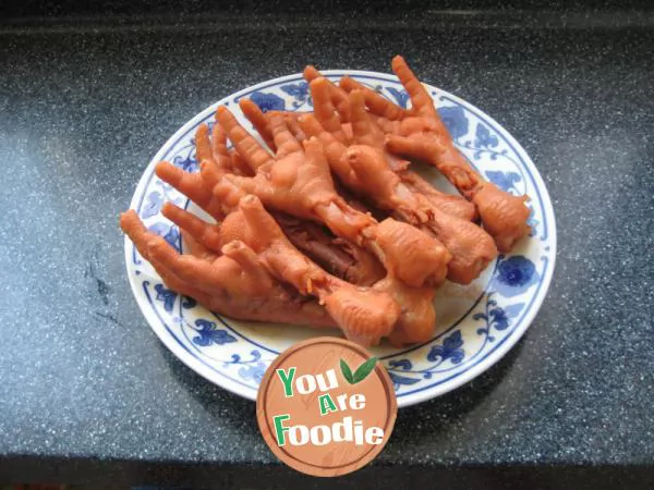 Braised chicken feet in red sauce