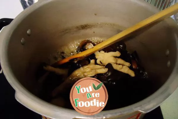 Braised chicken feet with sea cucumber and fungus