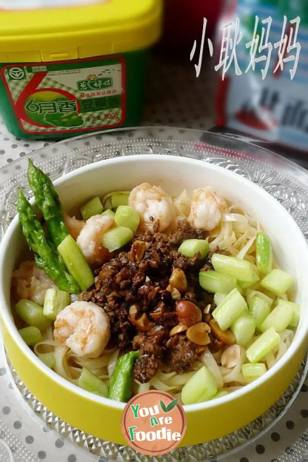 [fried-noodles-with-sauce,-pattern-making]-fried-noodles-with-asparagus-and-fresh-shrimp