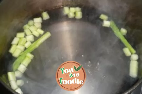 [fried noodles with sauce, pattern making] fried noodles with asparagus and fresh shrimp