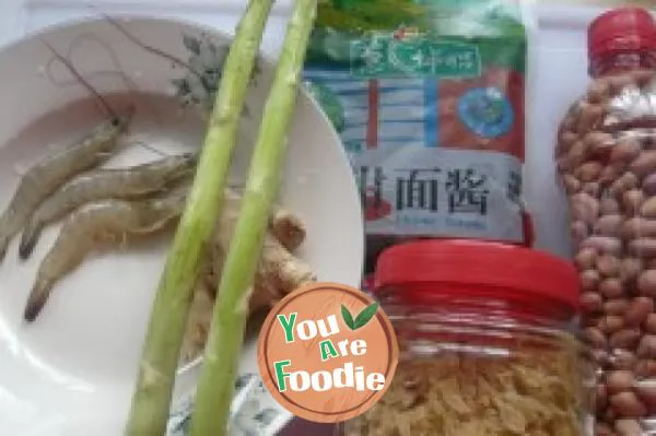 [fried noodles with sauce, pattern making] fried noodles with asparagus and fresh shrimp