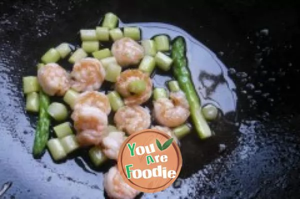 [fried noodles with sauce, pattern making] fried noodles with asparagus and fresh shrimp