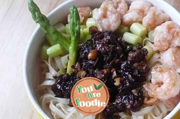 [fried noodles with sauce, pattern making] fried noodles with asparagus and fresh shrimp
