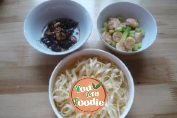 [fried noodles with sauce, pattern making] fried noodles with asparagus and fresh shrimp