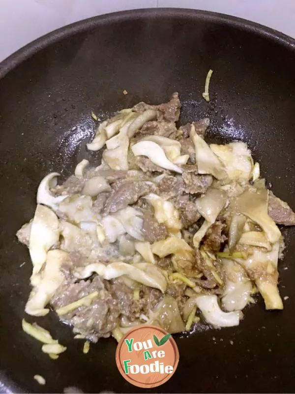 Fried mushrooms with sliced beef