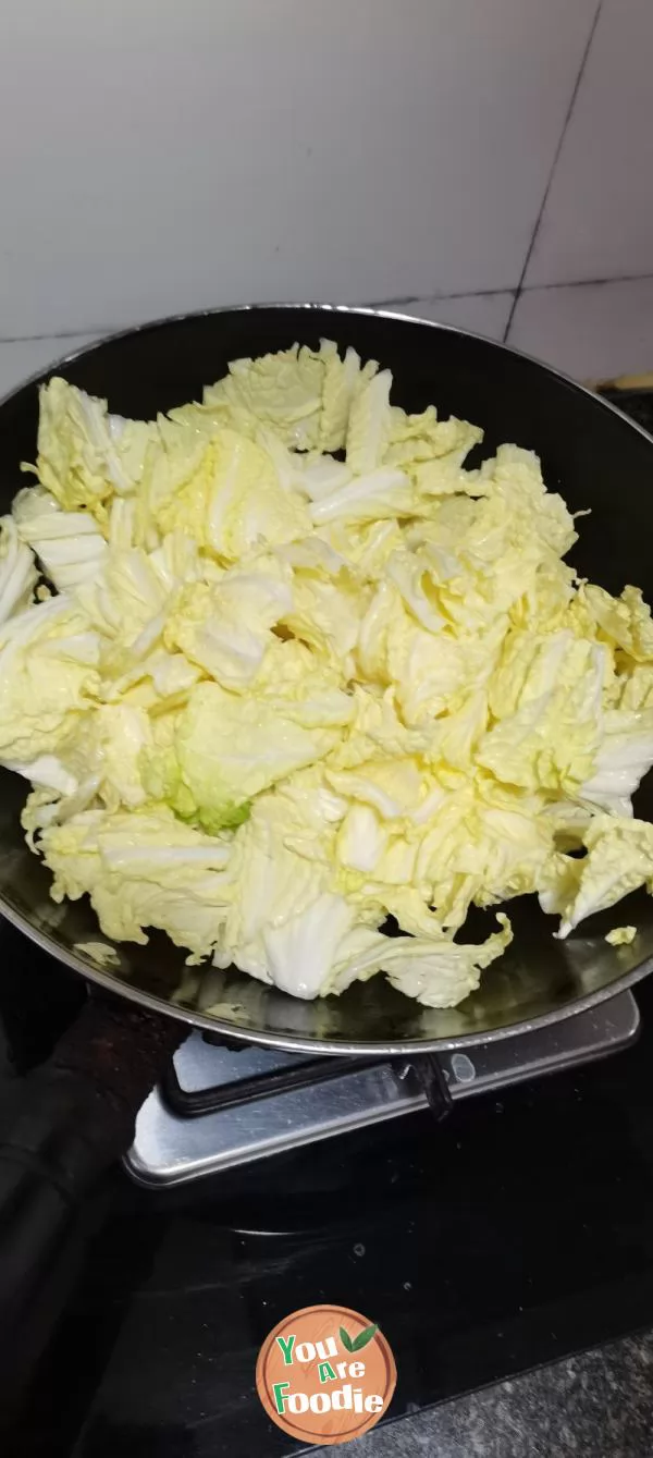 Garlic and Chinese cabbage leaves