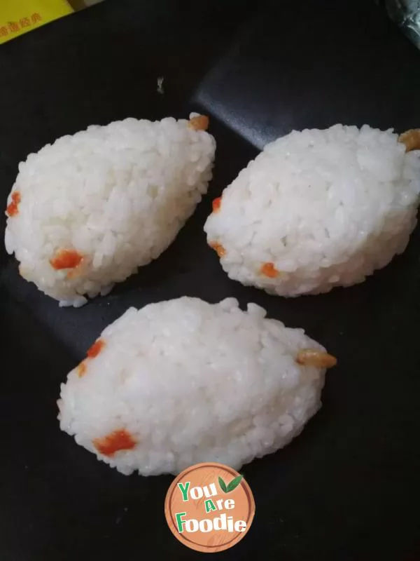 A-family-of-three-small-animal-rice-balls