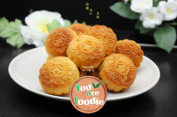 Cantonese style moon cake with lemon and five kernels