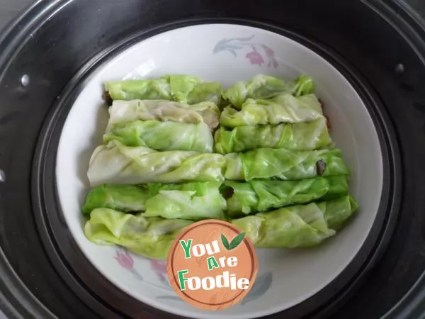 Steamed cabbage meat roll