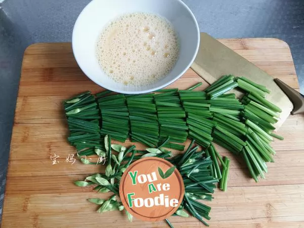 Fried eggs with leek stalks