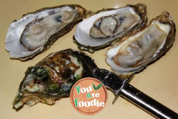 Grilled oysters with minced garlic