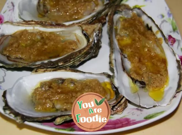 Grilled oysters with minced garlic