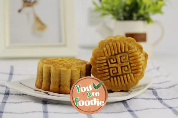 [moon cake season] Cantonese lotus egg yolk moon cake