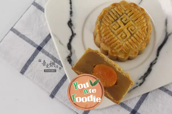 [moon cake season] Cantonese lotus egg yolk moon cake