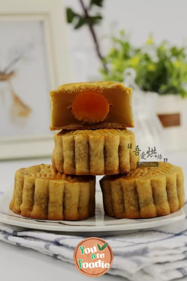 [moon cake season] Cantonese lotus egg yolk moon cake