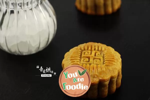 [moon cake season] Cantonese lotus egg yolk moon cake