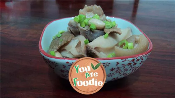 Stewed-pork-knuckles-with-peanuts-and-lotus-root