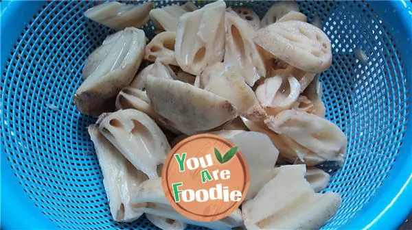 Stewed pork knuckles with peanuts and lotus root