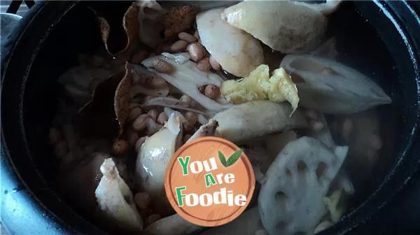 Stewed pork knuckles with peanuts and lotus root