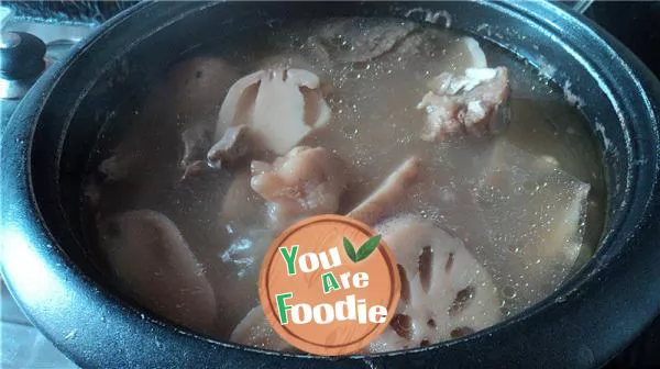 Stewed pork knuckles with peanuts and lotus root