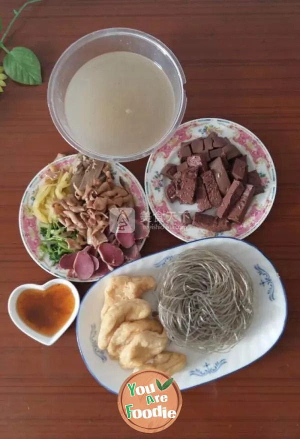 Duck blood and bean-starchy vermicelli soup