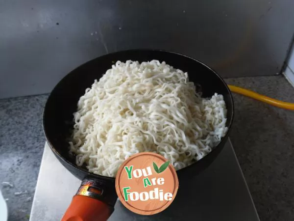 Fried noodles with seasonal vegetables