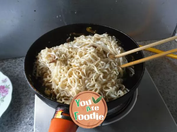 Fried noodles with seasonal vegetables