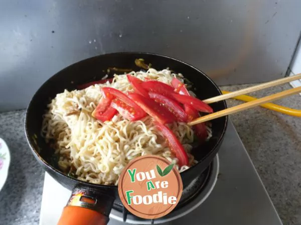 Fried noodles with seasonal vegetables