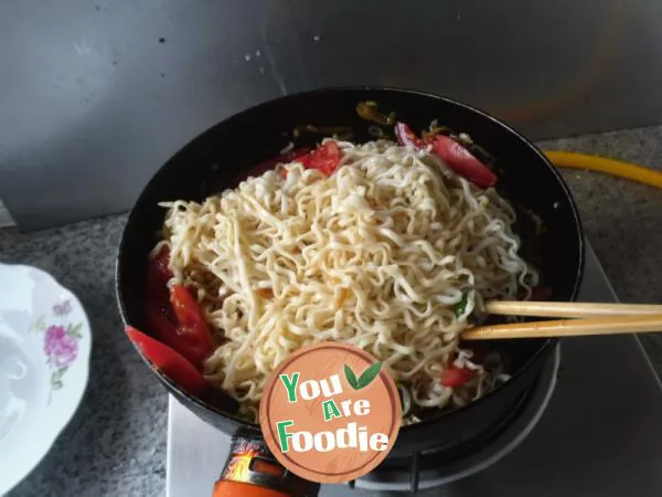 Fried noodles with seasonal vegetables